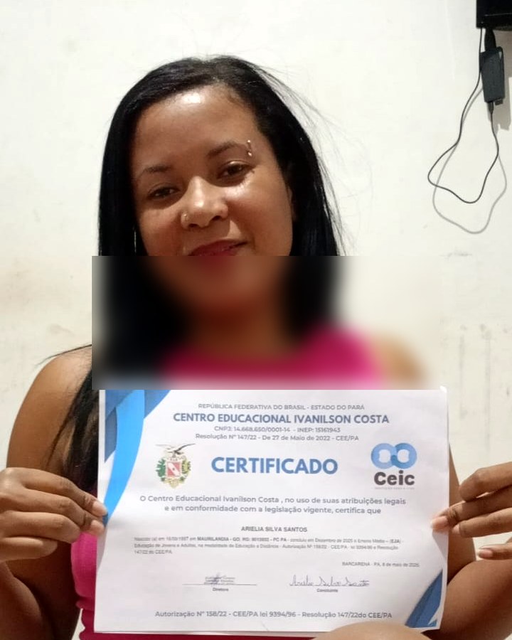 Aluna segurando certificado após concluir os estudos